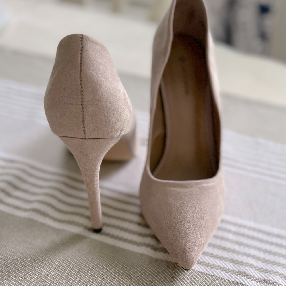 Never Worn: Nude Pointed toe pump. Perfect for spring!